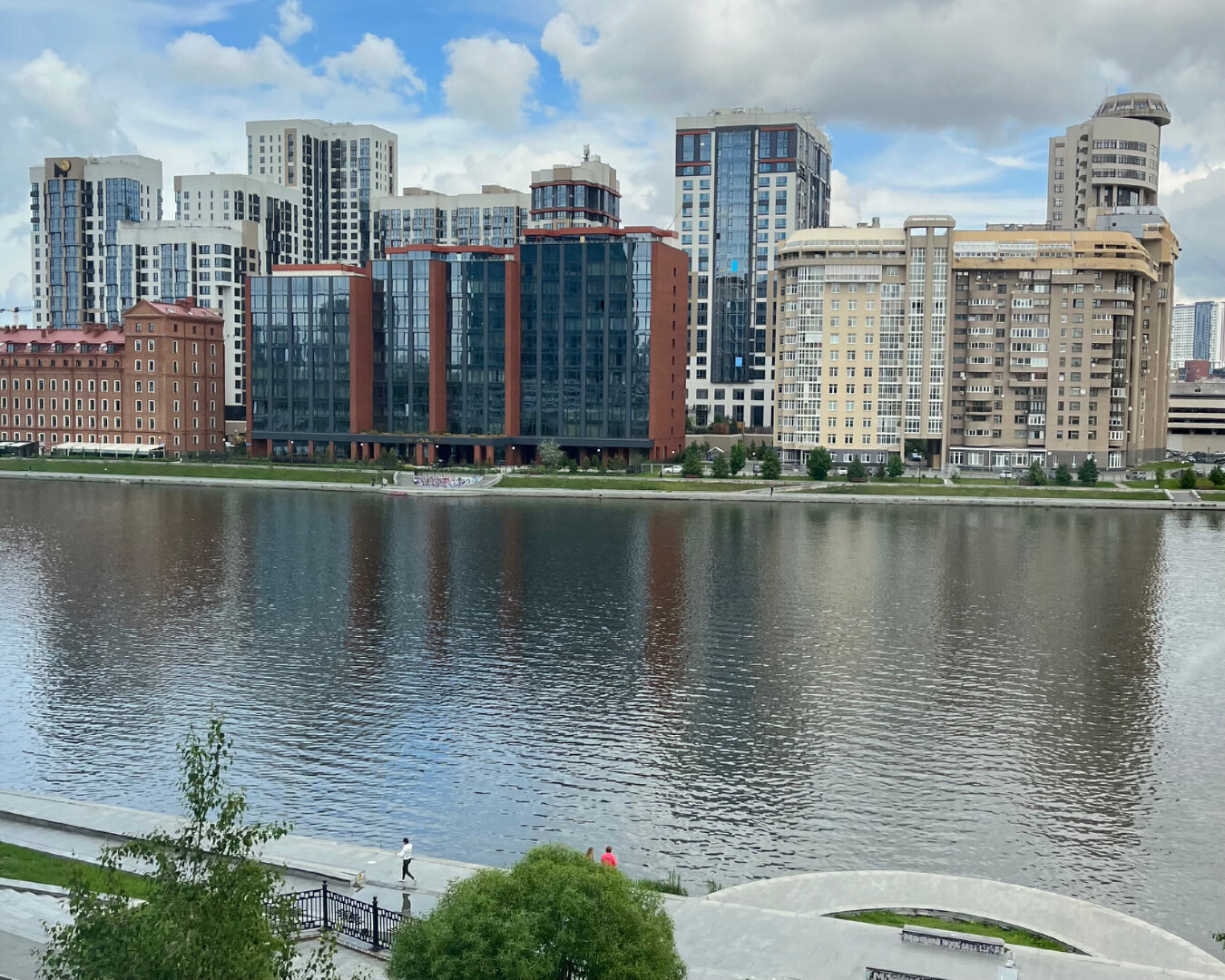 Екатеринбург: Город контрастов и неисчерпаемого потенциала.