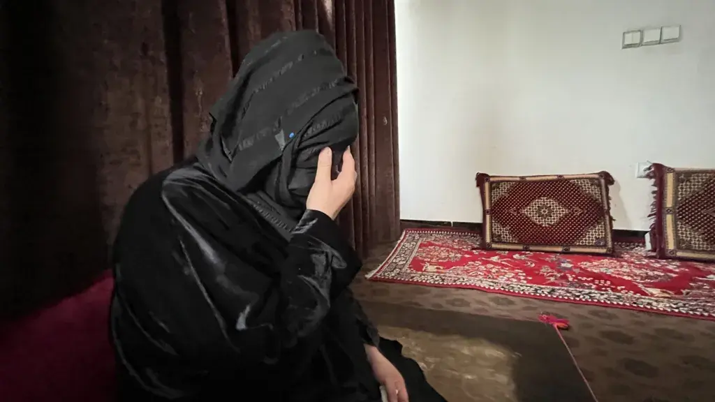 «Если мы не можем говорить, зачем жить?»: Би-би-си встретилась с женщинами после принятия нового закона о талибах