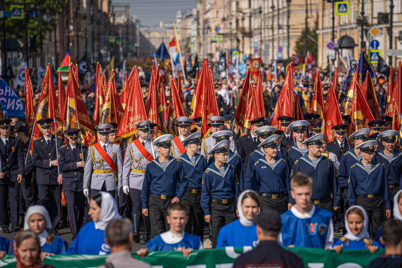 Шествие с мощами Александра Невского в Питере стало демонстрацией с «Вагнером» и парализовало город