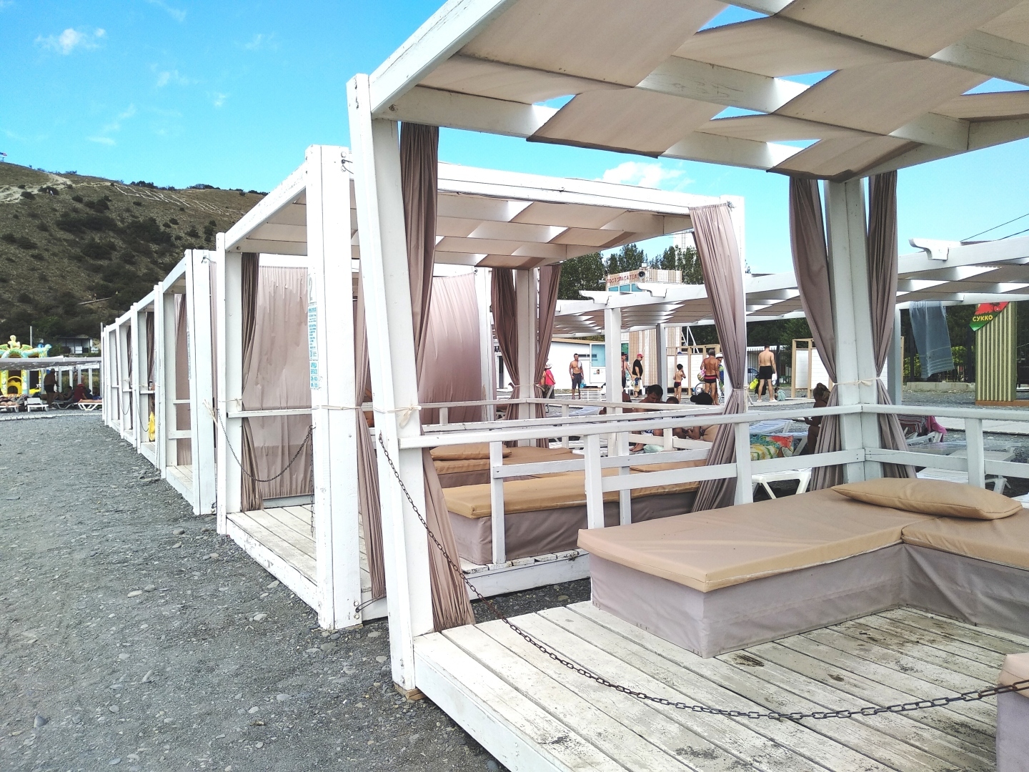 Почём бунгало в Анапе. Закрытый на ночь пляж и шикарная морская водица. Репортаж из бархатного сезона