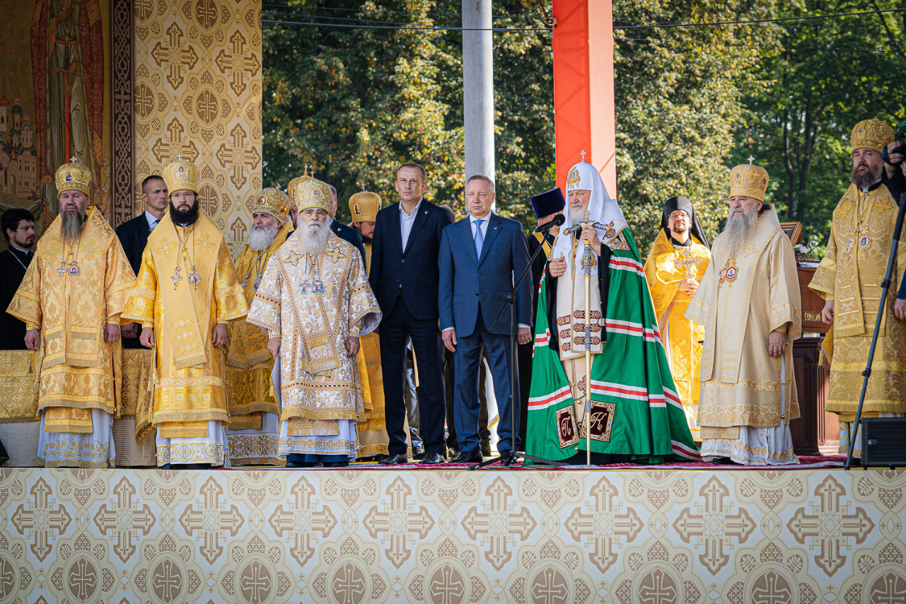 Шествие с мощами Александра Невского в Питере стало демонстрацией с «Вагнером» и парализовало город