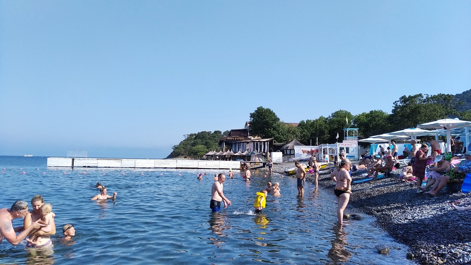 Почём бунгало в Анапе. Закрытый на ночь пляж и шикарная морская водица. Репортаж из бархатного сезона