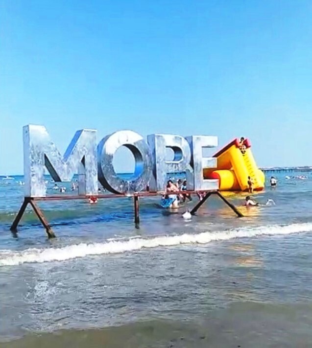 Почём бунгало в Анапе. Закрытый на ночь пляж и шикарная морская водица. Репортаж из бархатного сезона