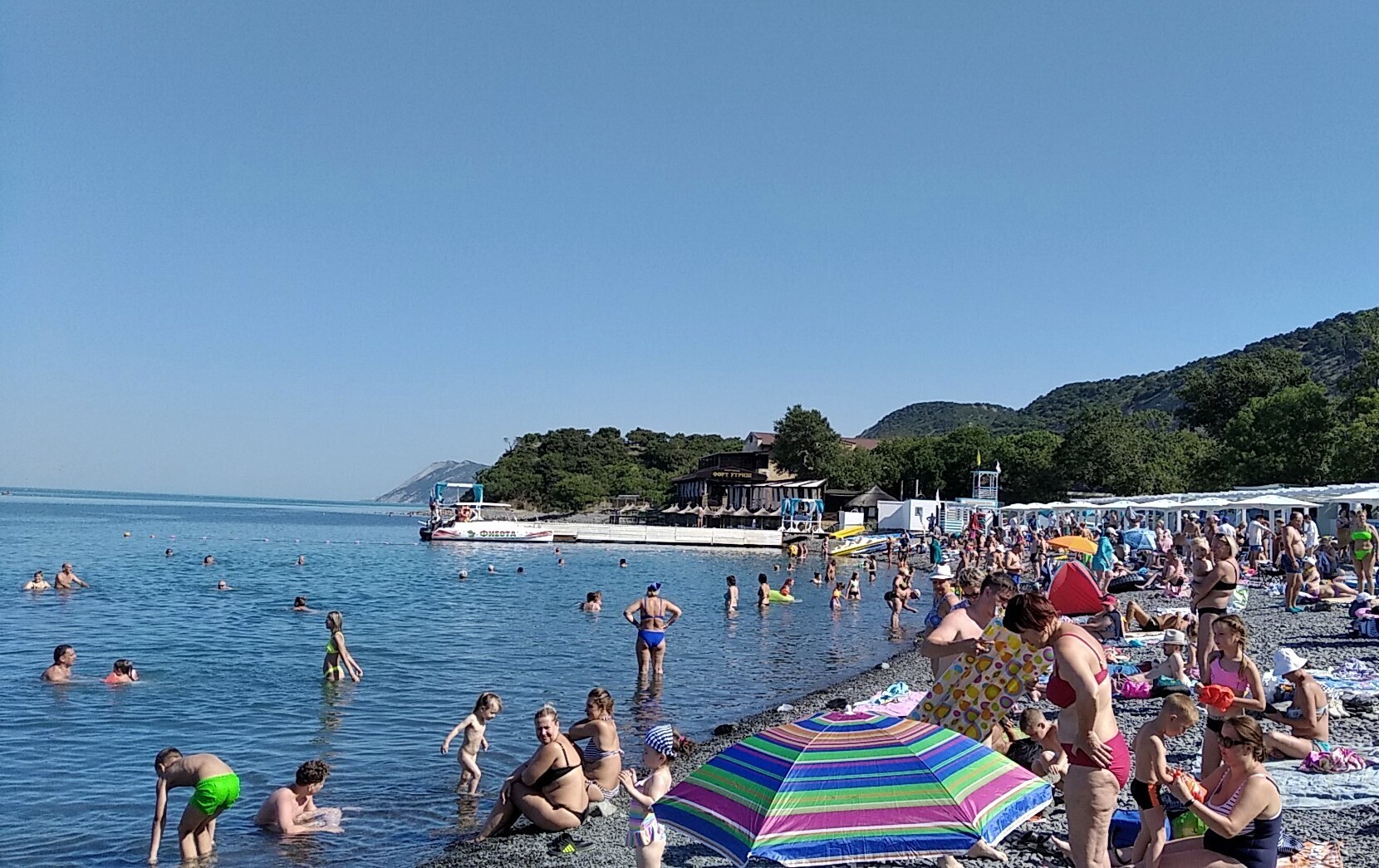 Почём бунгало в Анапе. Закрытый на ночь пляж и шикарная морская водица. Репортаж из бархатного сезона