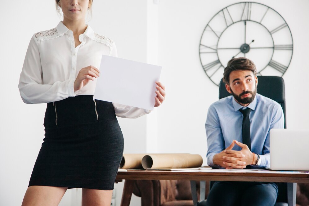 «А Вас... я попрошу остаться»: домогательства на работе. Разъяснения юриста