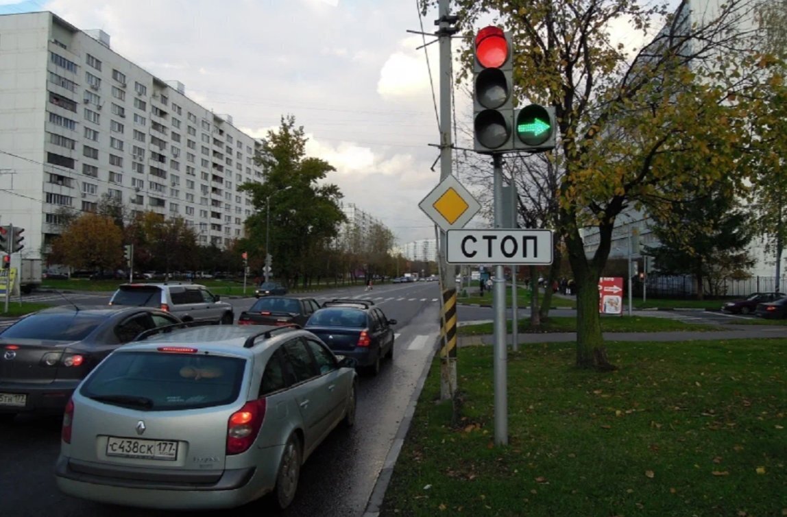 Как правильно действовать, если попал под "стрелку", а нужно ехать прямо: нюансы ПДД.