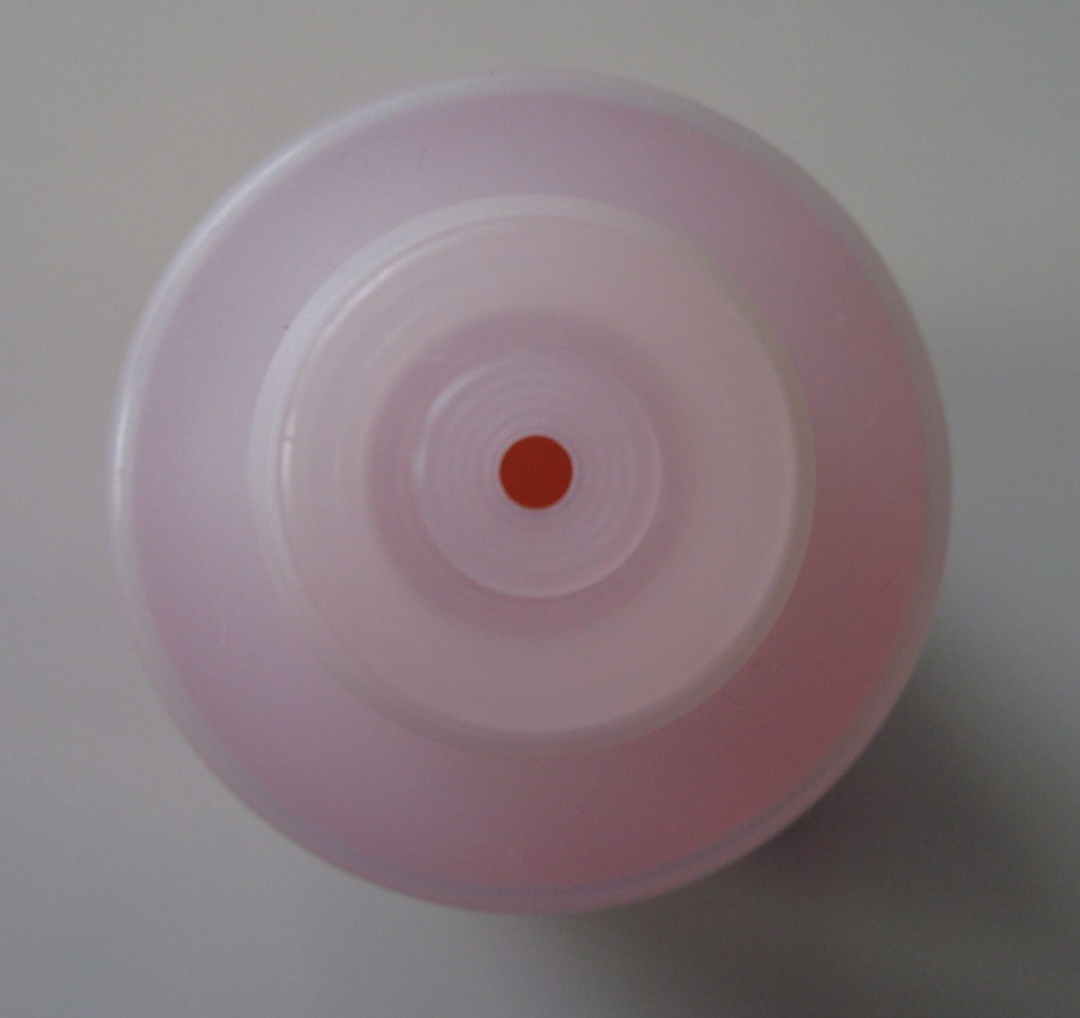 Хорошее средство, которое качественно снимает лак с ногтей. Беру не первый год.