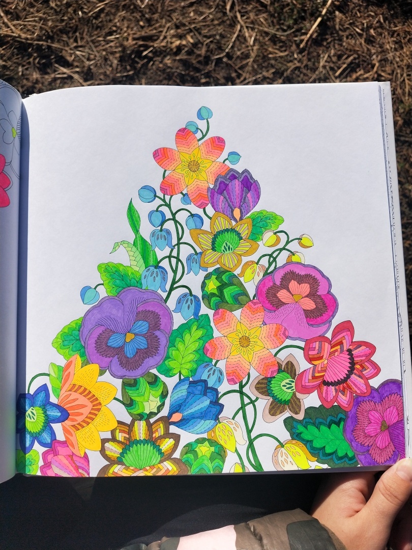 Люблю стиль этой художницы 👩🎨 прекрасная раскраска-антистресс, для тех кто любит детали 🖼️🎨