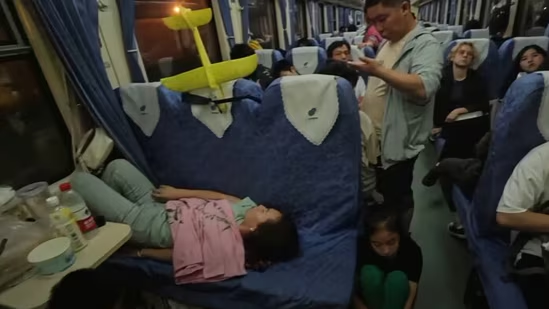 Поразительное сходство между общими вагонами в китайских и индийских поездах