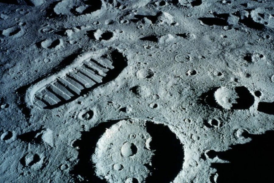 Следы человека на Луне: Вечное наследие космических миссий.