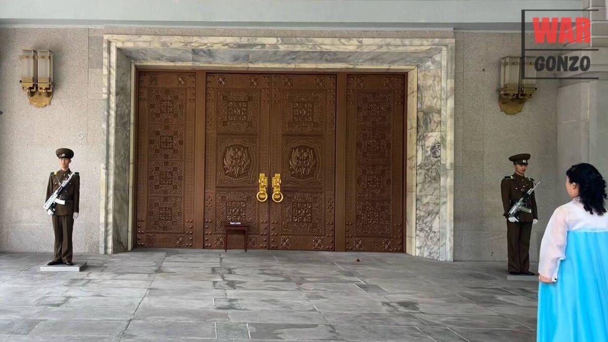 Почему в КНДР так ценят подарки? Это может показаться простым жестом, но за ним скрывается множество интересных традиций