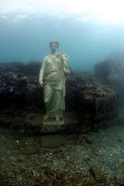 Древнеримский город Байи, затонувший у берегов Неаполя