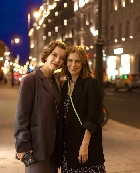 У Лизы Арзамасовой в блоге появилось новое интересное фото с коллегой по сериалу «Папины дочки», Дарьей Мельниковой