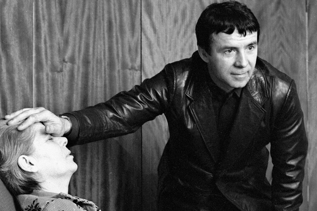 «Творческий вечер, а не лечебный сеанс». Эксперт объяснил, насколько законны выступления Кашпировского