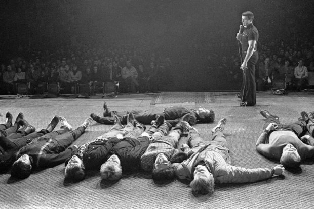 «Творческий вечер, а не лечебный сеанс». Эксперт объяснил, насколько законны выступления Кашпировского