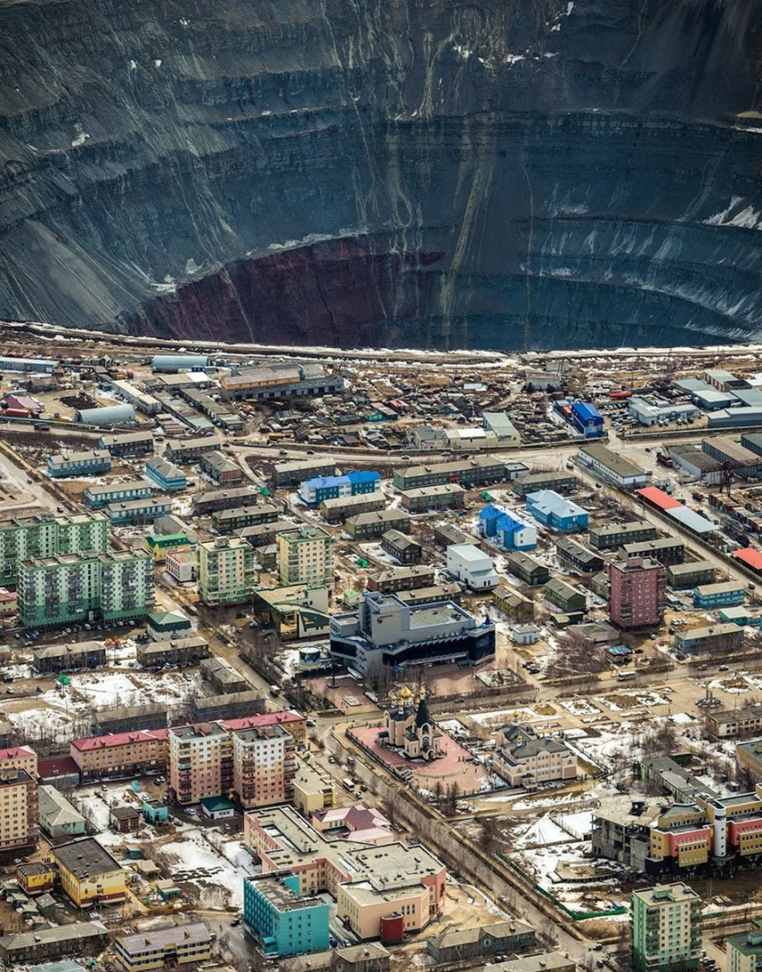 Городские пейзажи, запечатлённые из космоса спутниковыми камерами.