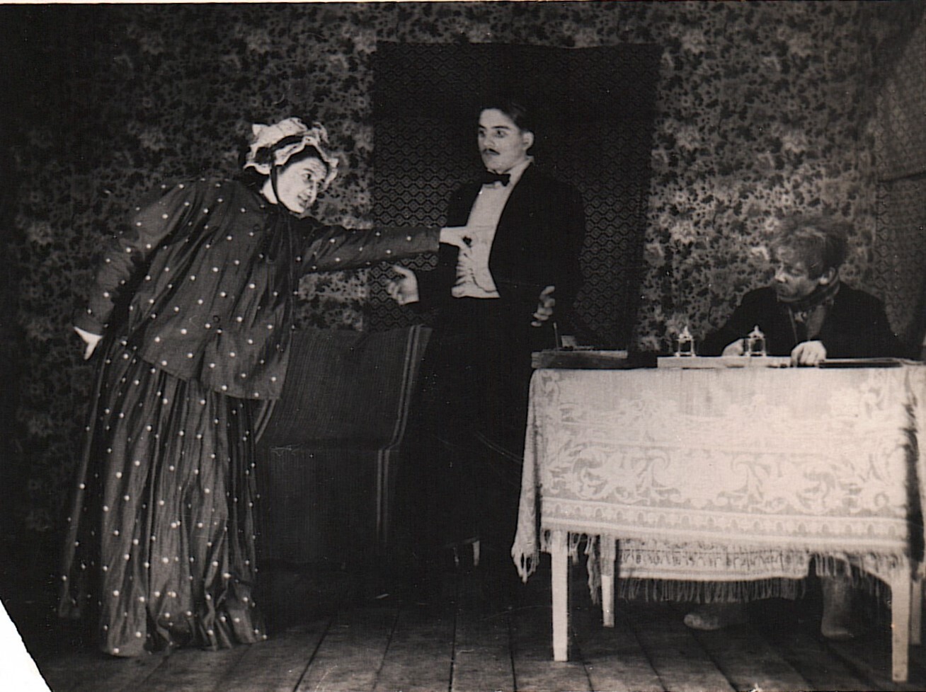 О телевизоре и школьном театре.