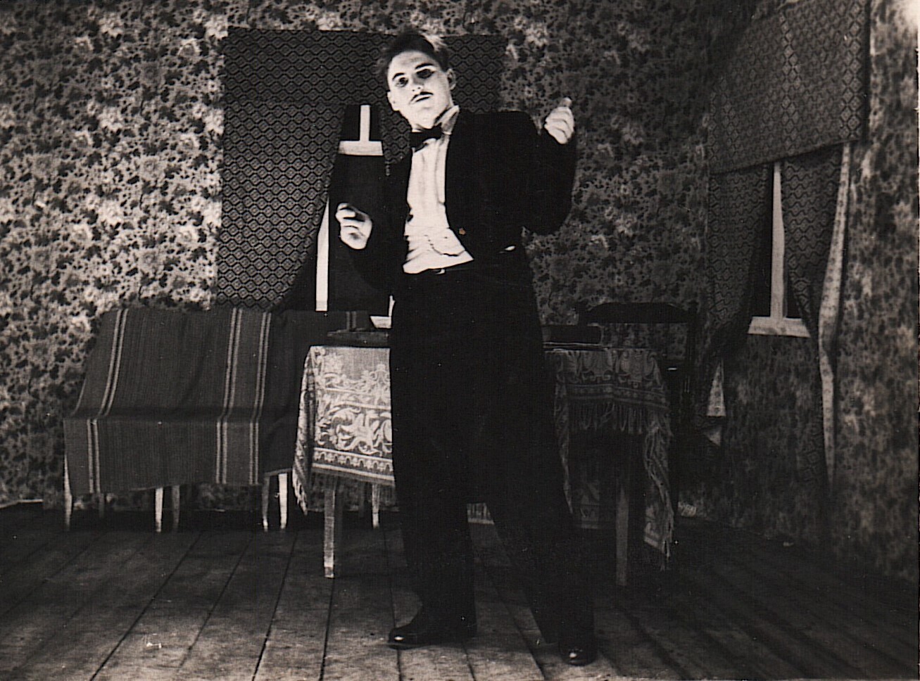 О телевизоре и школьном театре.