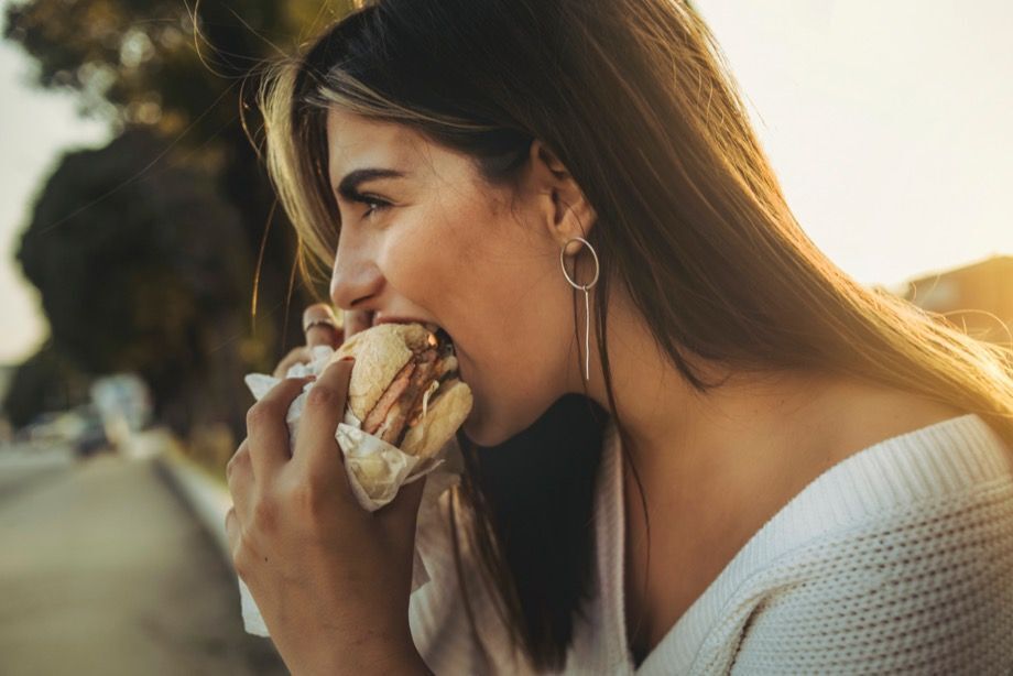 Графика показывает, что вредная пища является причиной эпидемии ожирения в Америке