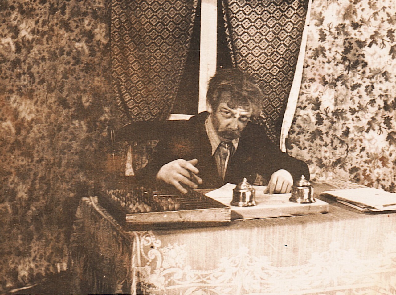 О телевизоре и школьном театре.