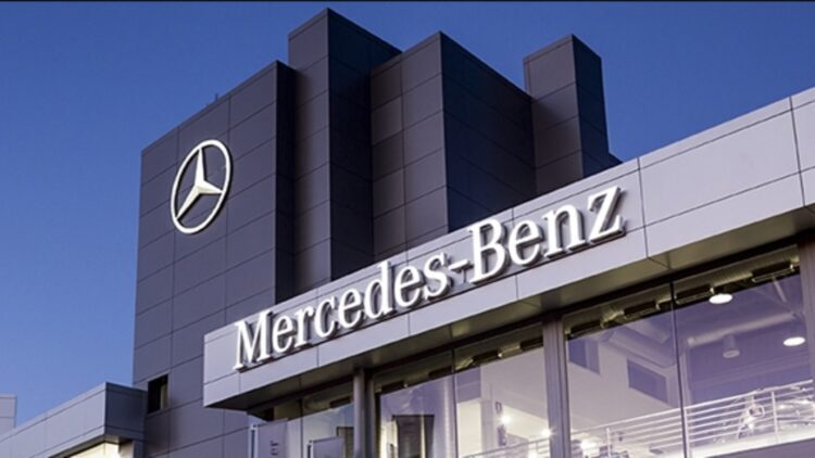 Эта женщина идет к официальному дилеру Mercedes, чтобы купить подержанный автомобиль за 38 000 долларов. Вот каково ее удивление, когда она ищет инфор