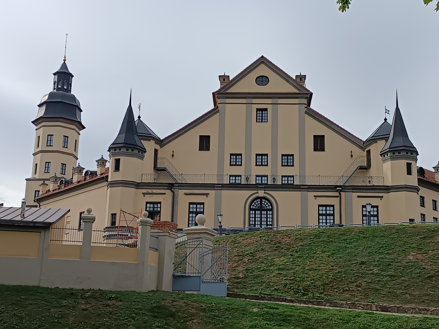 Мирский (рыцарский) и Несвижский замки, которыми владели Радзевиллы в XVI-XVIII веках. Мой третий культурный день в Беларуси. Часть 2