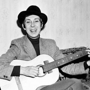 Легендарная песня "Купите папиросы" стала одним из самых узнаваемых музыкальных произведений XX века.