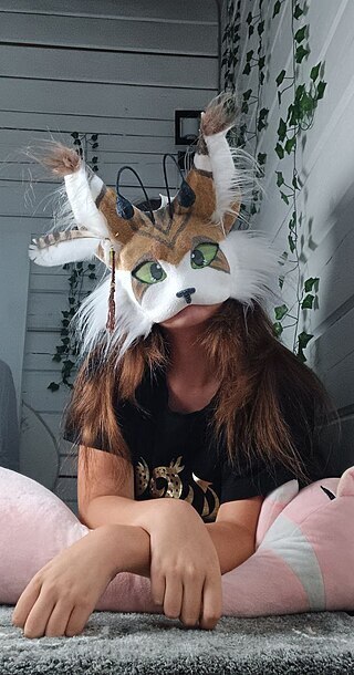 Установлена личность омички, выгуливающей ребенка на поводке. Правовая справка и выводы автора