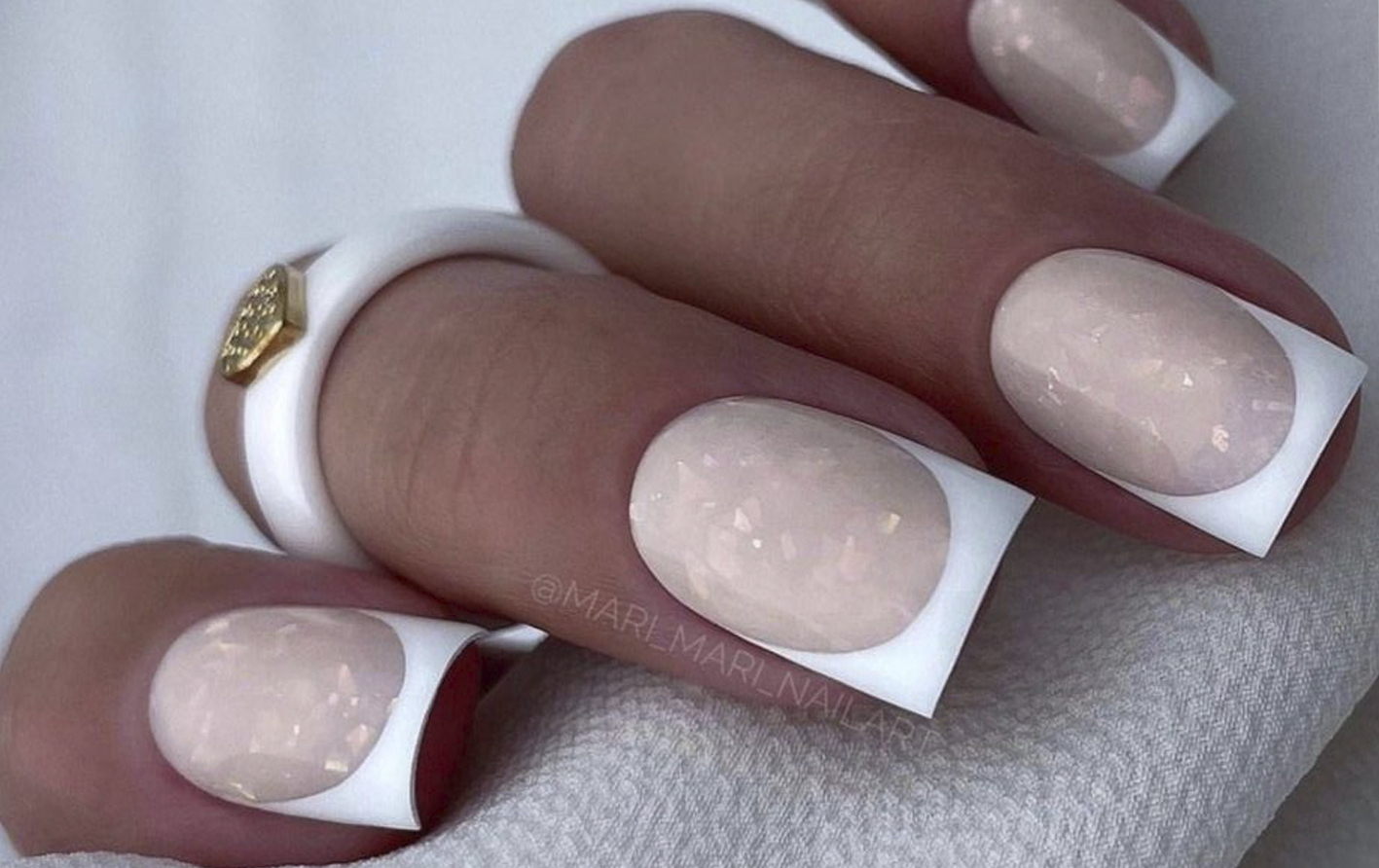 Французский маникюр в моде: +40 идей от классики до необычного исполнения