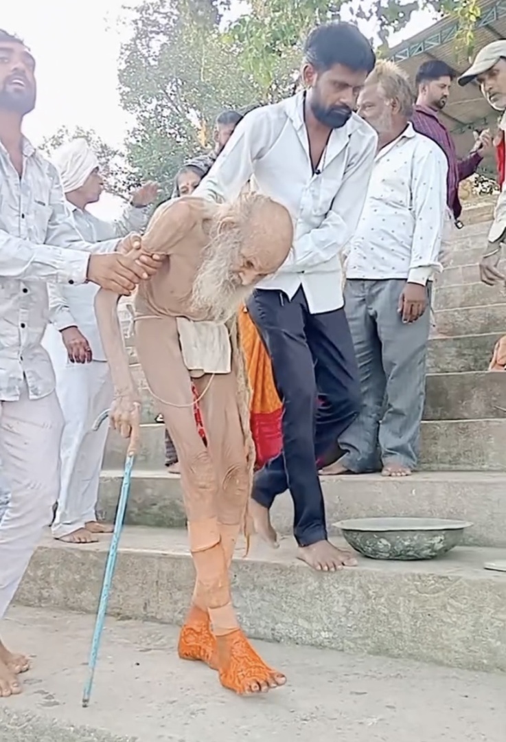 Из пещеры Индии вывели 111 летнего отшельника