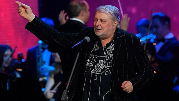 О, боже мой, что происходит с похоронами Добрынина? Такой скандал!