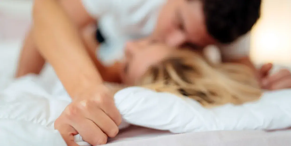 Сексуальный консультант объясняет: синдром мертвого кролика заставляет мужчин упускать подходящий момент для проникновения