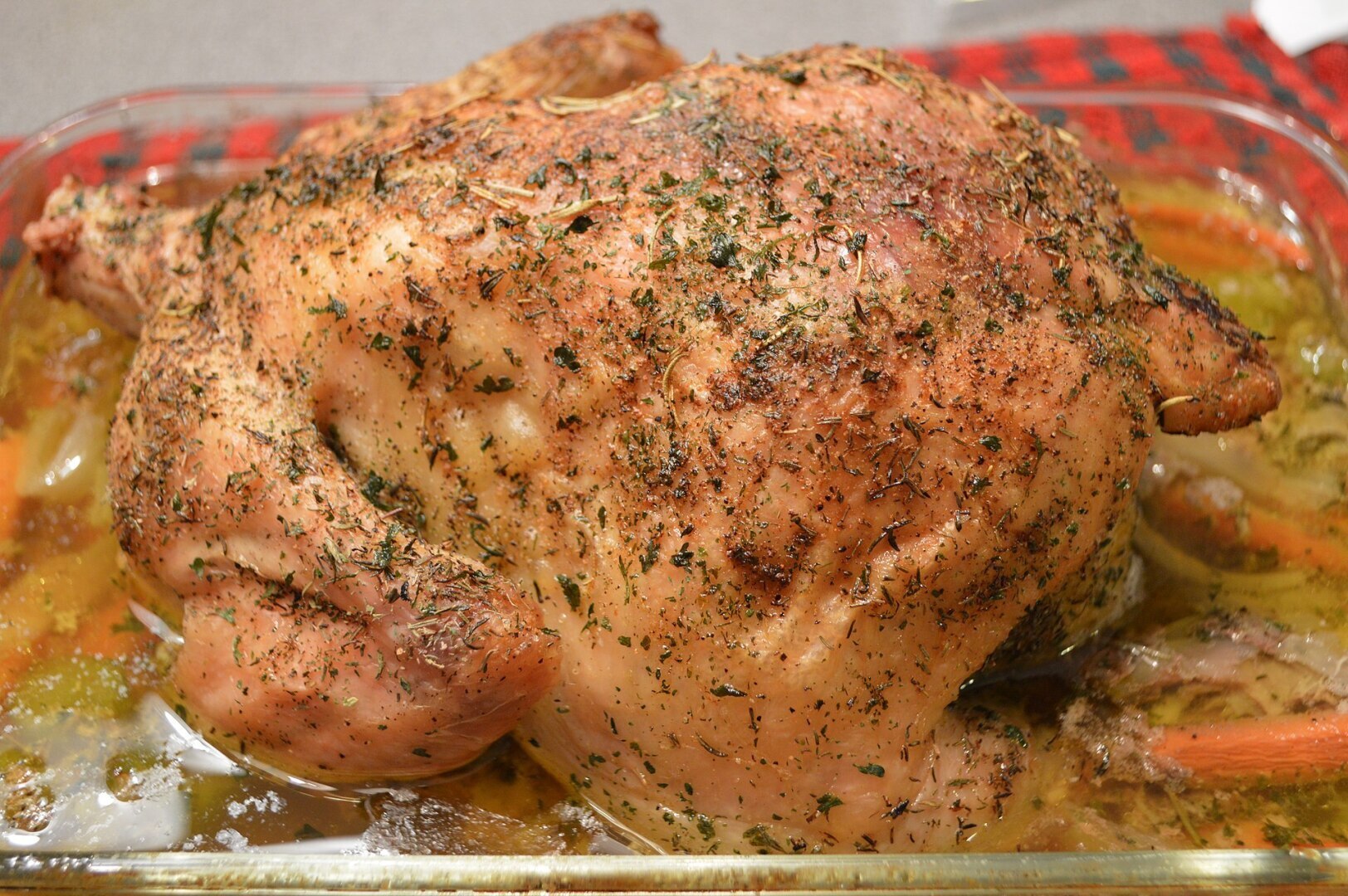 Как определить просроченное куриное мясо? Говорят что легко купить просроченную курицу в России.