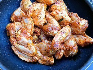 Как определить просроченное куриное мясо? Говорят что легко купить просроченную курицу в России.