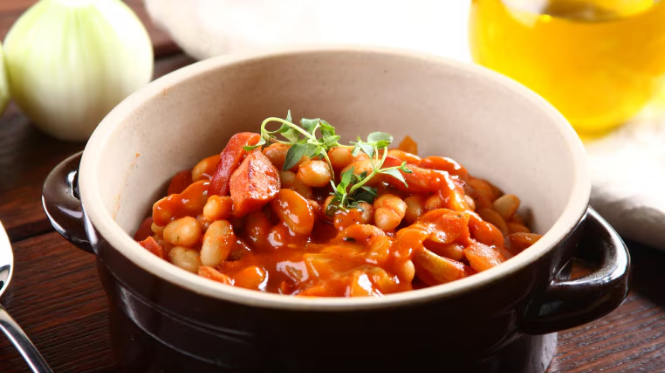 Фасоль запеченная с колбасой