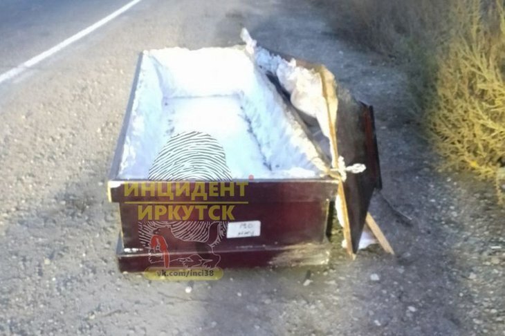 Иркутяне нашли открытый гроб на обочине дороги при въезде в Ново-Ленино