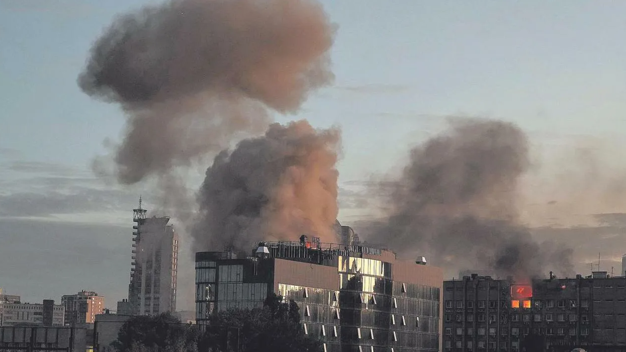 Жители Брянской области стали свидетелями мощных взрывов, которые разразились в результате атаки беспилотных авиационных объектов.