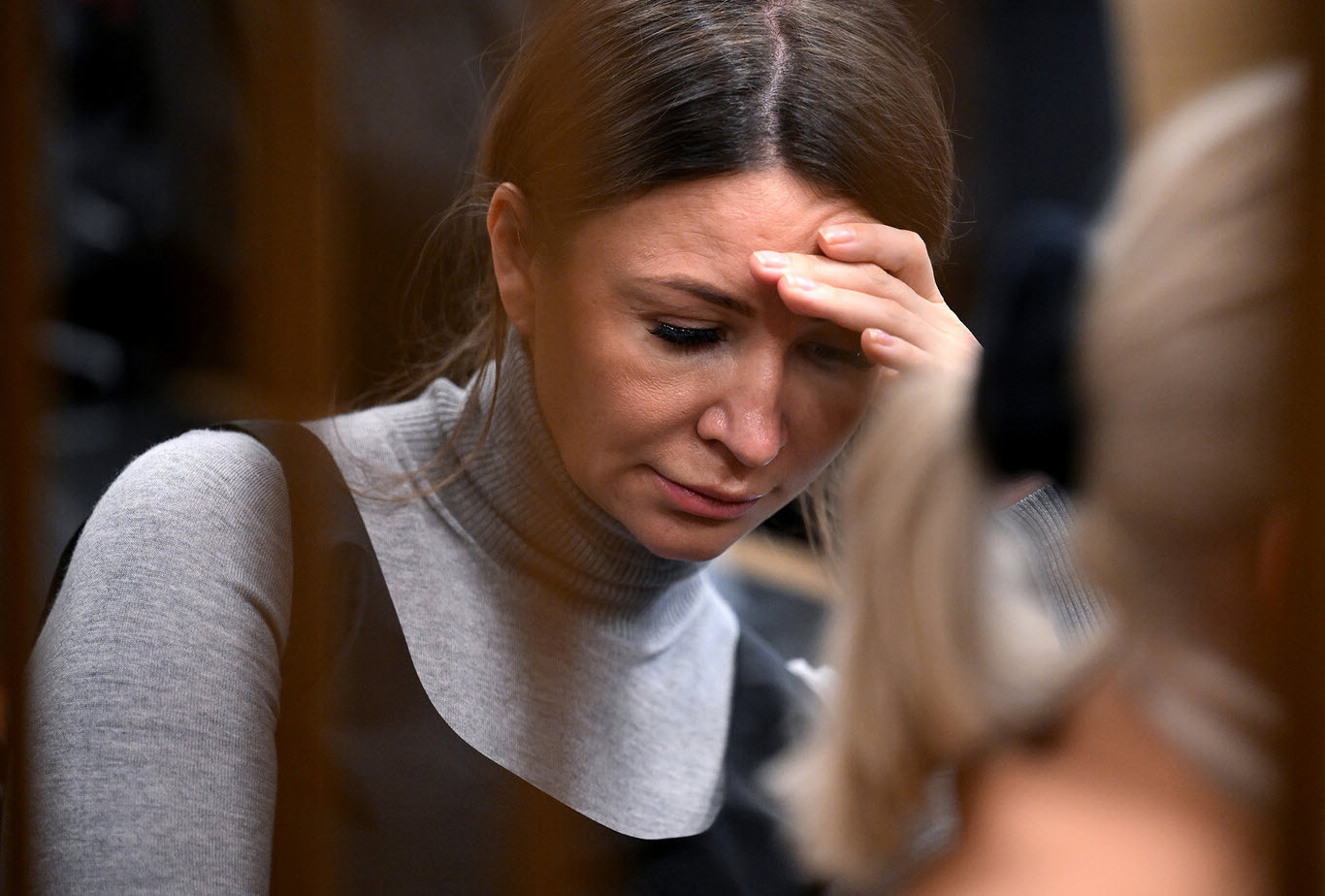 Ты не поверишь! С Блиновской сняли арест, чтобы она смогла расплатиться с каким-то огромным долгом - целым миллиардом! Невероятно, правда? 🤑🤔