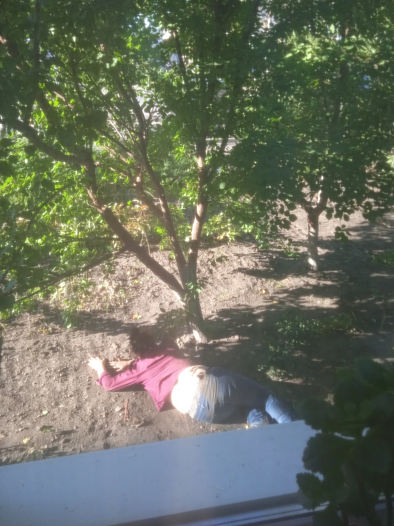Вышла в окно по нужде: новый оригинальный способ сходить в туалет, выпрыгнув со второго этажа, или К чему приводит пьянство