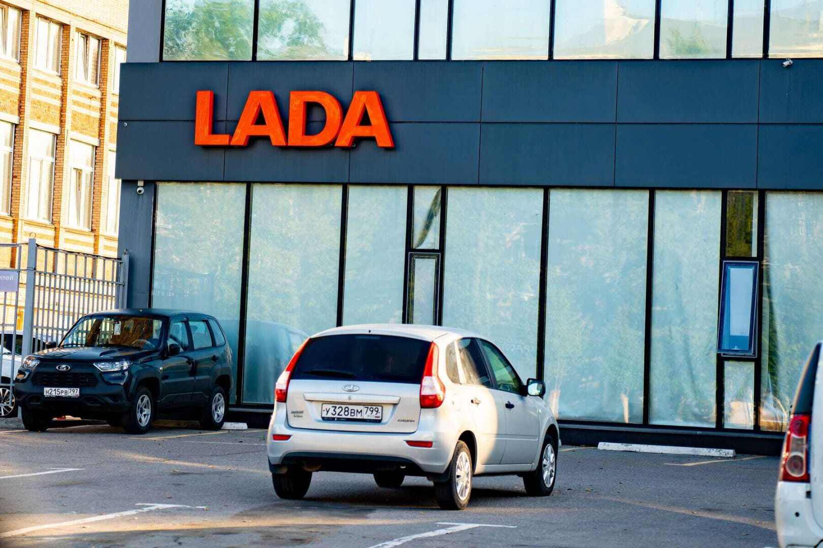 АвтоВАЗ поднял цены на почти весь модельный ряд автомобилей Lada