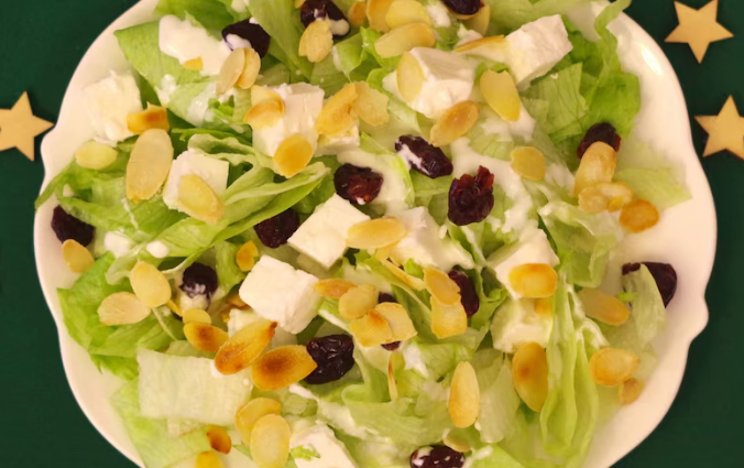 Салат с сыром фета и клюквой