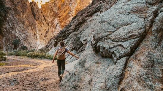Вызов гравитации китайской «женщиной-пауком». Подъем на 100-метровые скалы без страховочного снаряжения