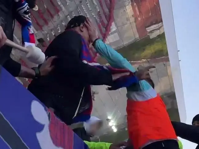 Драка скандального блогера Михаила Литвина с болельщиком