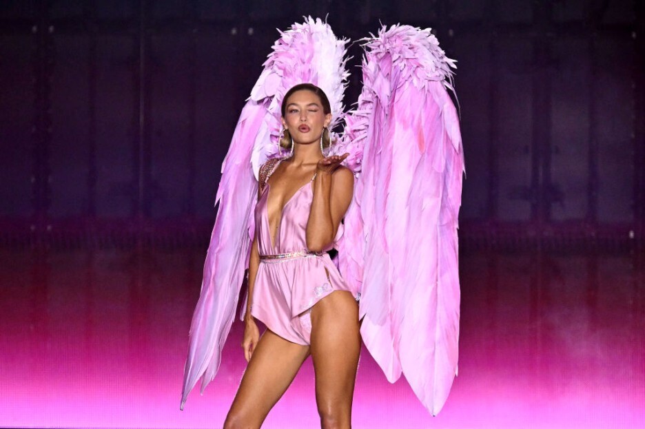 Вы заметили упоминание Джиджи Хадид о Тейлор Свифт на показе Victoria's Secret в 2024 году?