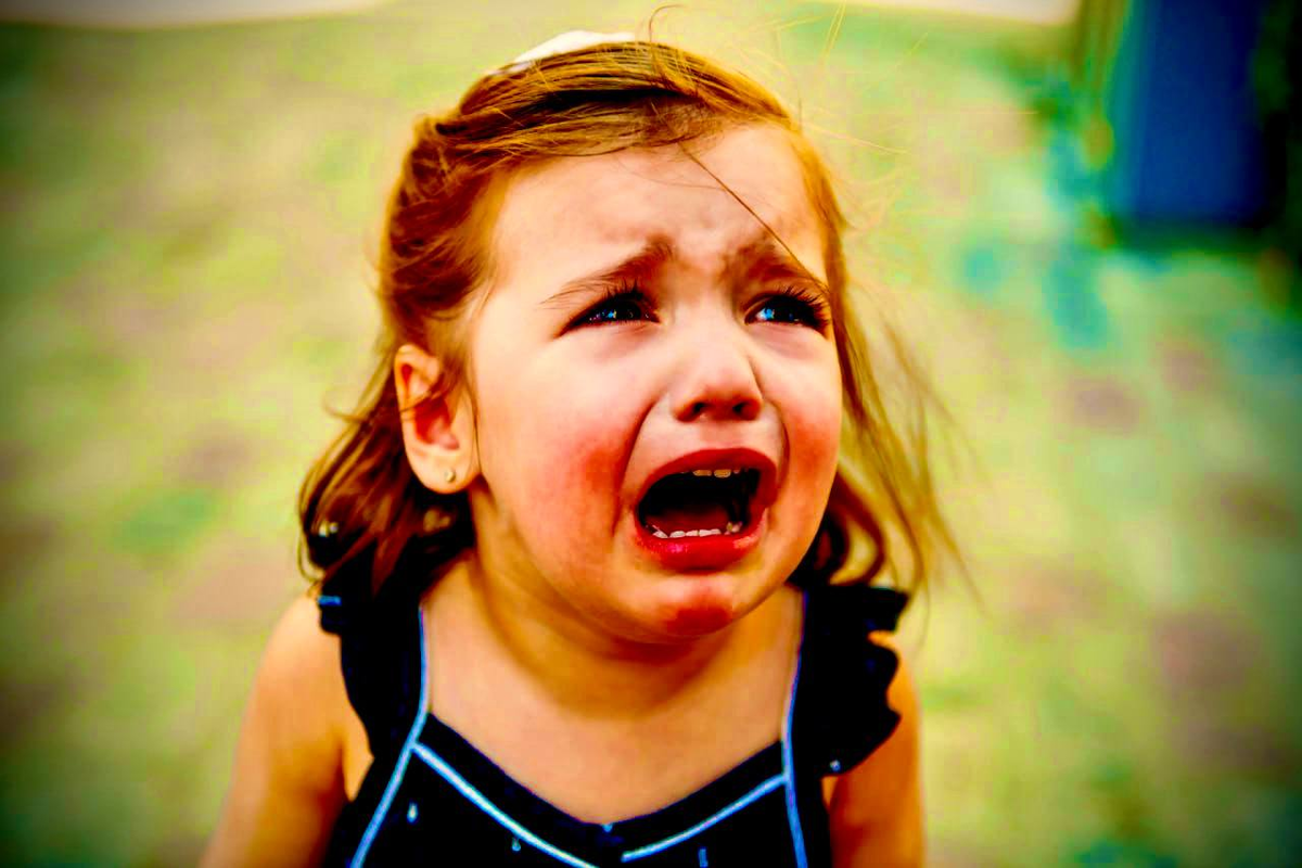 Маленькая Настя проснулась, когда кто-то стучал в дверь. Соседи слышали ужасающие крики детей, но ничего не делали.