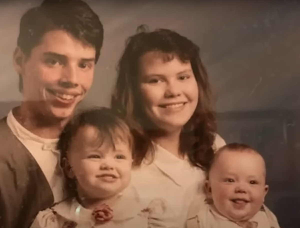 Родители с нетерпением ждали дочь с внуками на Новый Год, но она так и не приехала. Все были убиты горем, кроме отца.