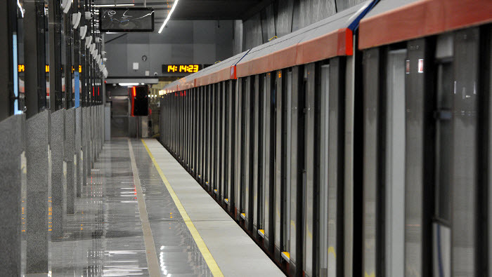 Девушка упала на пути в московской метро. Как такое произошло?