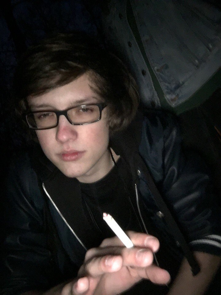 Таня с Артемом познакомились в клубе и сразу начали жить вместе. Вседозволенность и разврат быстро поработили юную пару