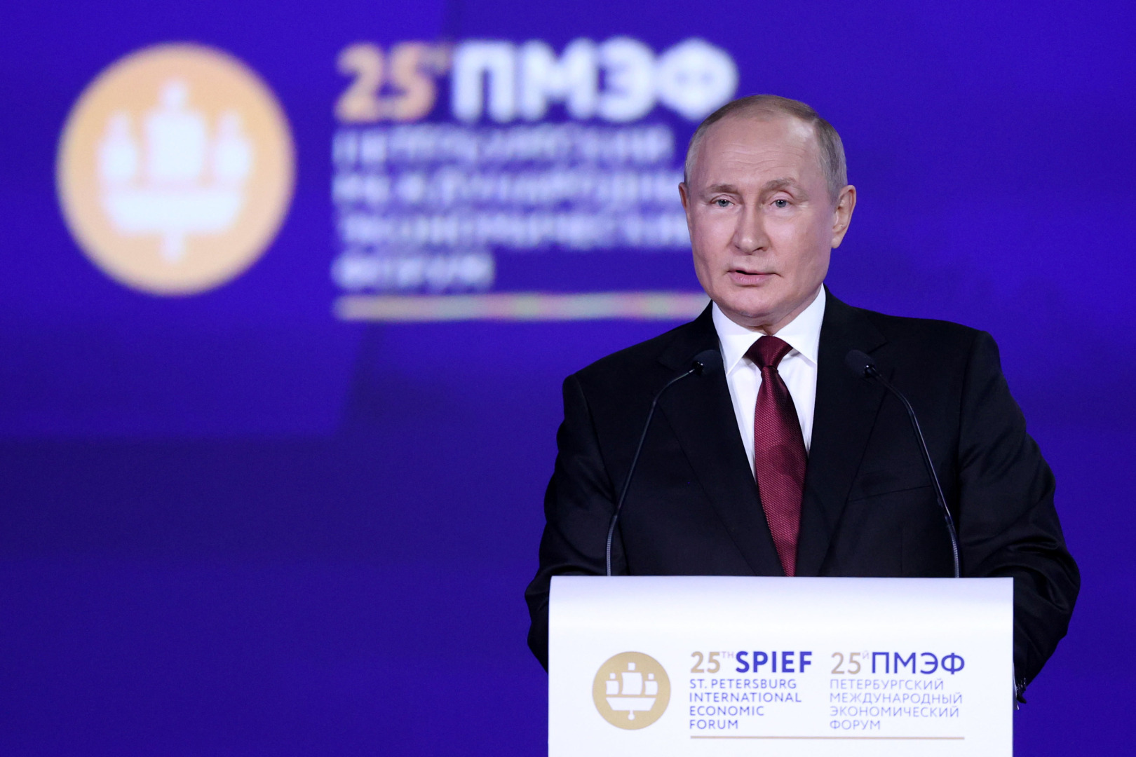 БРИКС обошел в экономике страны "Большой семерки" Путин выступил на деловом форуме БРИКС в Москве..