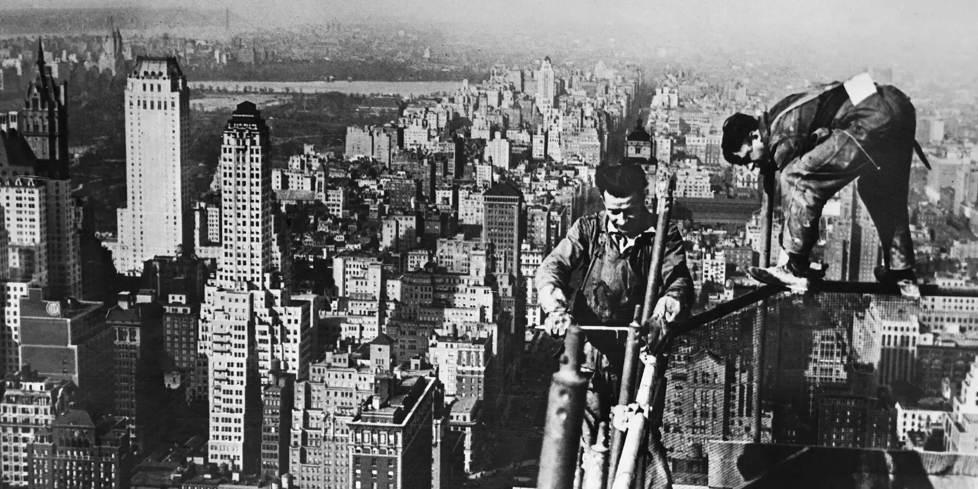 Как Эмпайр Стейт Билдинг был построен в рекордно короткие сроки Рабочие завершили строительство 102-этажного здания в стиле ар-деко ...